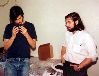 Jobs e Woz em foto de 1974, um pouco antes do primeiro entrar na Atari