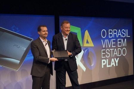 Andrew House e Jack Tretton exibem o primeiro PS3 fabricado no Brasil