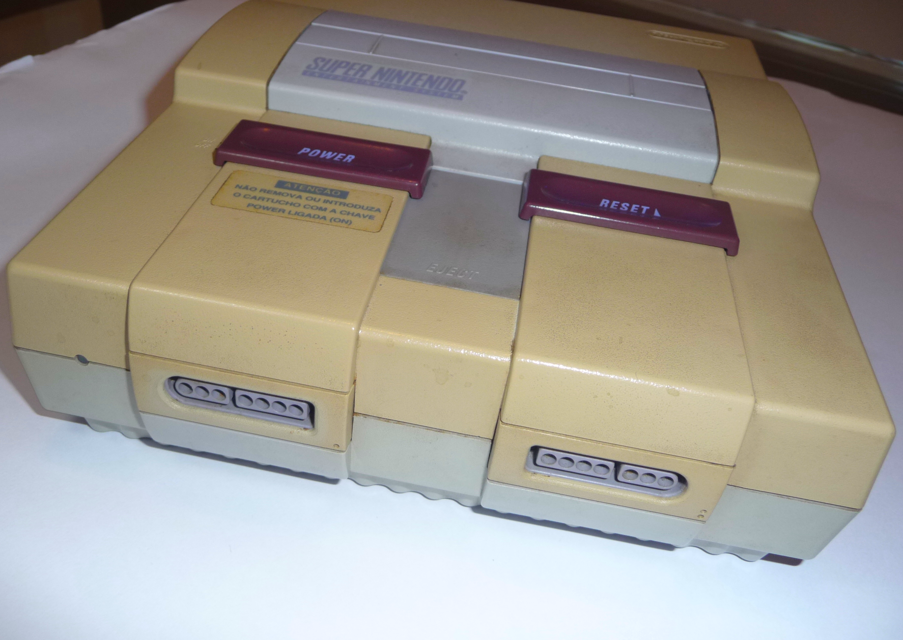 Por que o Super Nintendo fica amarelo?