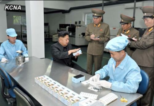 Kim Jong-Un avalia o Arirang na "fábrica" em Pyongyang durante visita em 11 de maio