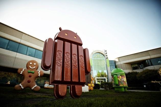 Estátua do mascote do Android 4.4 KitKat nos jardins do Google