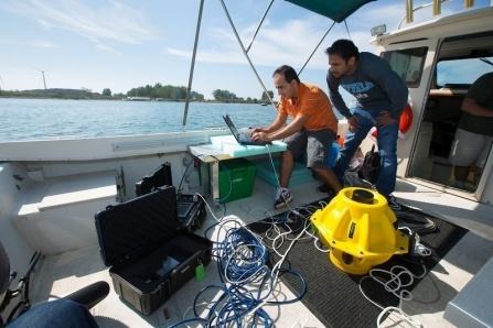 Doutorandos Hovannes Kulhandjian e Zahed Hossain testam as sondas no lago próximo ao campus da Buffalo University