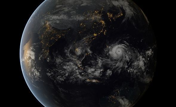 Combinação de imagens tiradas por satélites japoneses e europeus mostram a passagem do tufão Hayian sobre as Filipinas em 07/11. Clique para vê-la maior (Fonte: EUMETSAT)