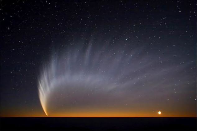 1280px-Comet_McNaught_at_Paranal