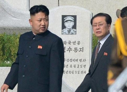 Kim Jong-un e seu tio, o então número dois da Coreia do Norte Jang Song Taek