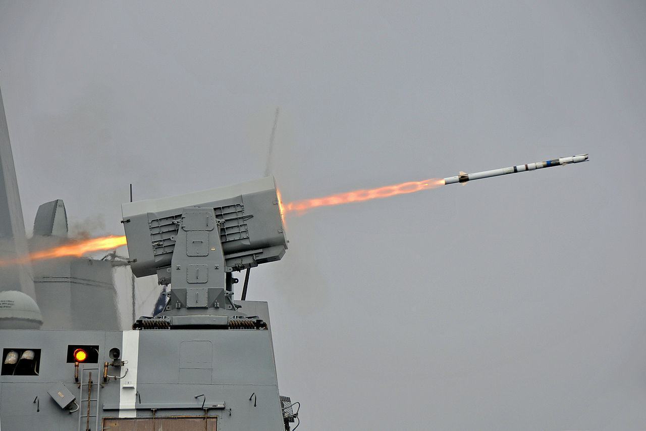 1280px-USS_New_Orleans_(LPD-18)_launches_RIM-116_missile_2013