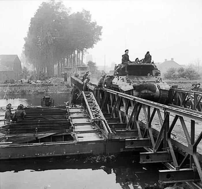 M10_tank_destroyers_crossing_a_Bailey_bridge