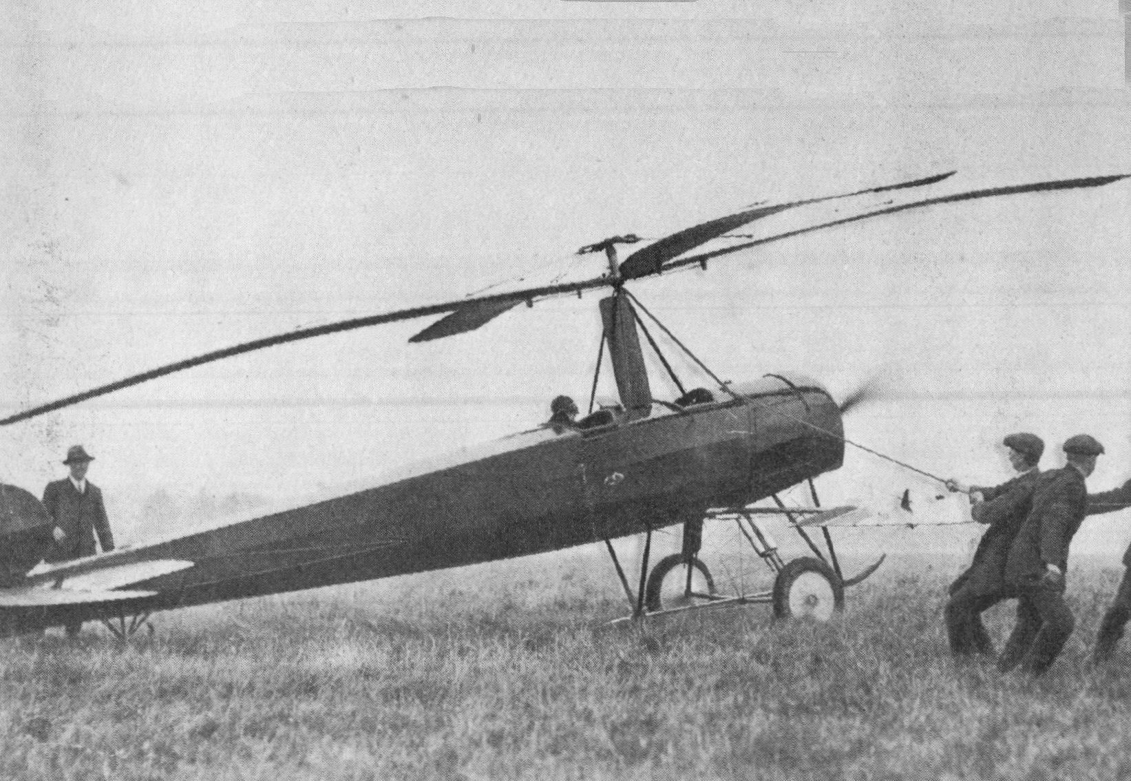 Autogyro_at_Farnborough,_1925_(Our_Generation,_1938)