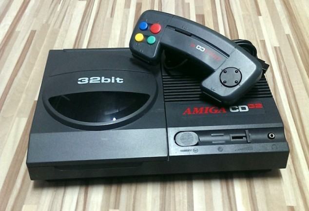 Commodore-Amiga-CD32-+-controller