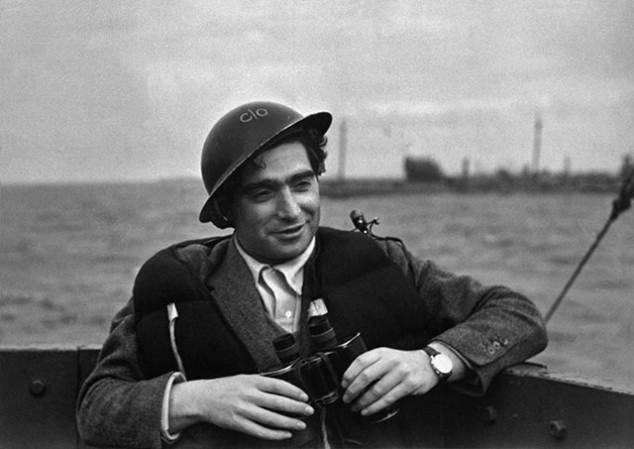 Angleterre. Robert CAPA.photographer on a destroyer during the ship arrivals in French beach for landings and liberation of Fance.