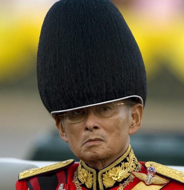 Thailand's revered King Bhumibol Adulyadej attends the annual Trooping of the Colour, an annual military parade, in Bangkok's Royal Plaza on December 2, 2008. The Thai King, the world's longest reigning monarch, will turn 81-years-old on December 5.   REUTERS/Adrees Latif  (THAILAND)