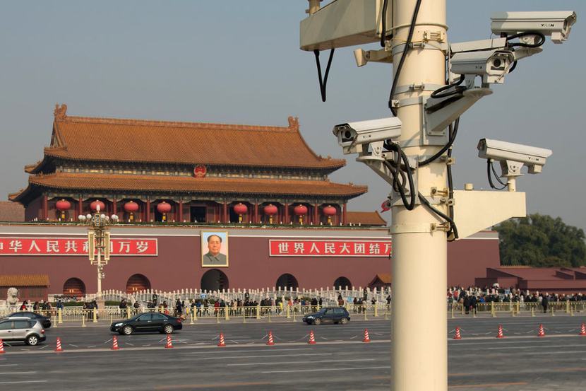 Câmeras de vigilância na Praça Tiananmen / PSL