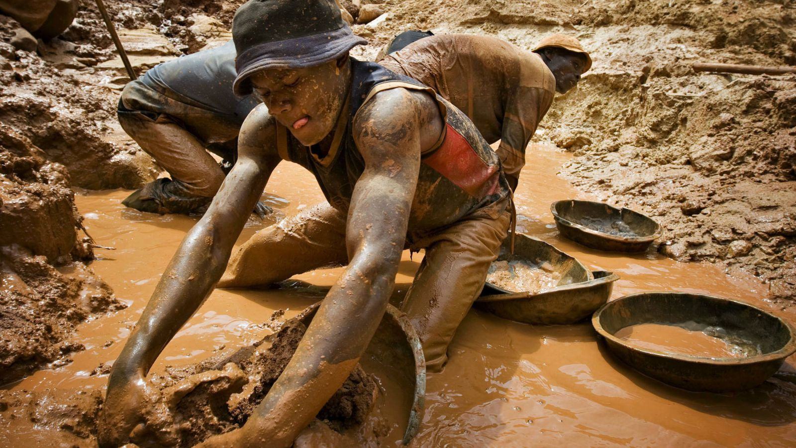 a-gold-miner-in-northeastern-congo