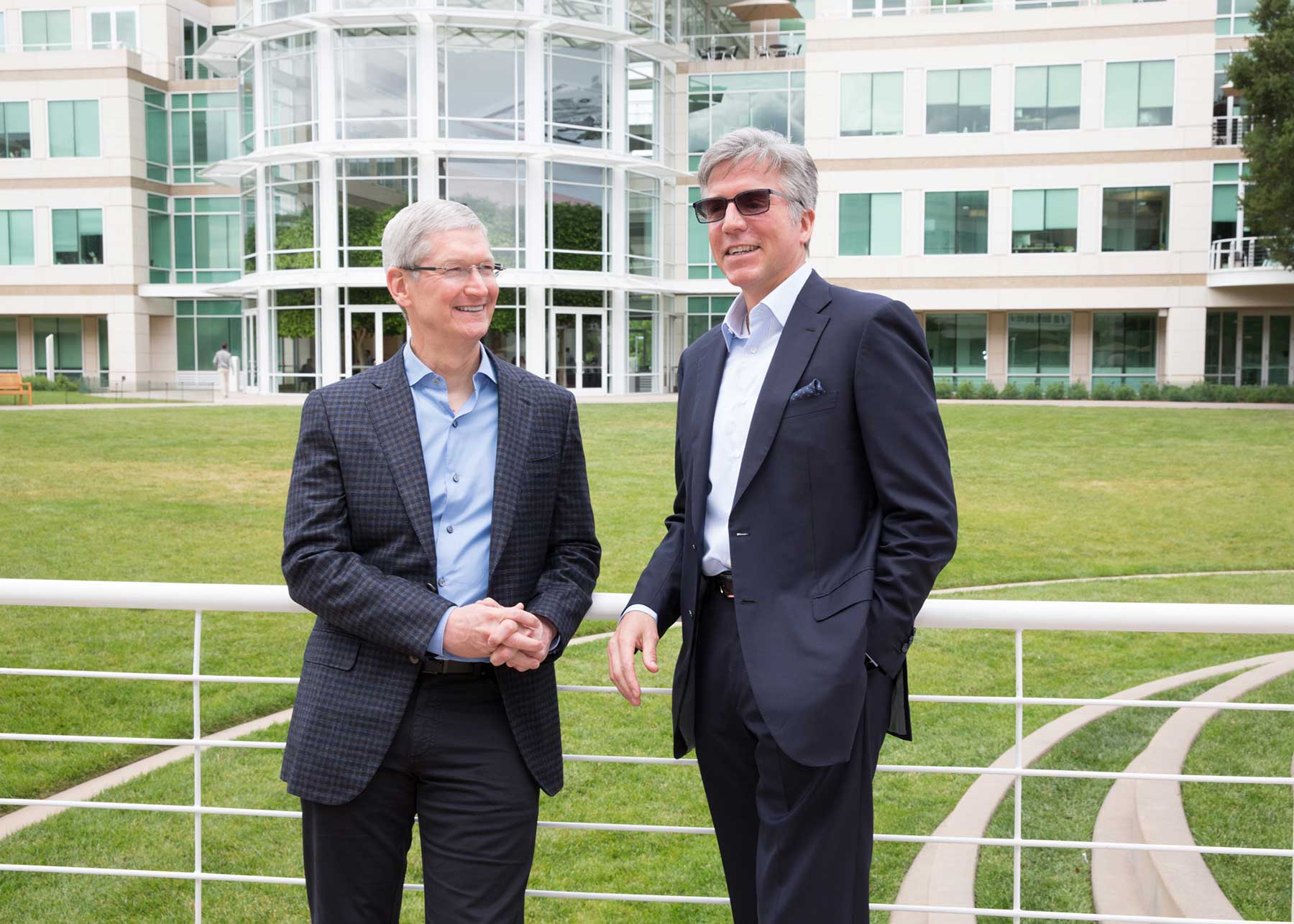 Tim Cook, CEO da Apple e Bill McDermott, CEO da SAP curtindo o sol de Cupertino.