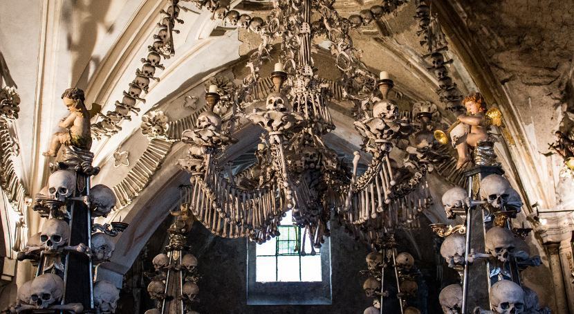 sedlec-ossuary-chandelier