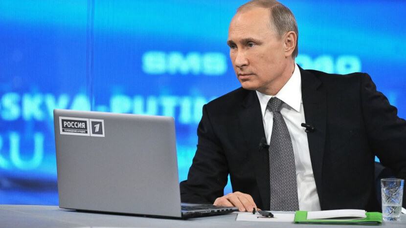 Vladimir Putin e notebook / internet rússia