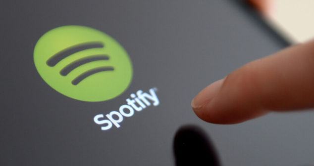 Spotify está ajudando a reduzir o número de downloads ilegais no Reino Unido.