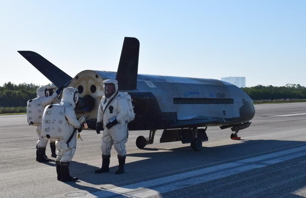 x-37b_otv4_landed_at_kennedy_space_center_170507-o-fh989-001