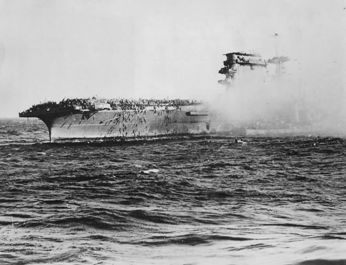 crew_abandons_burning_uss_lexington_cv-2_during_battle_of_coral_sea_1942