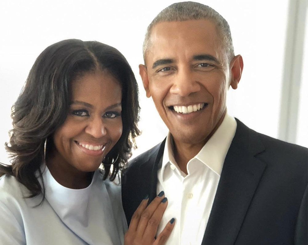 Casal Michelle e Barack Obama abraçados sorrindo