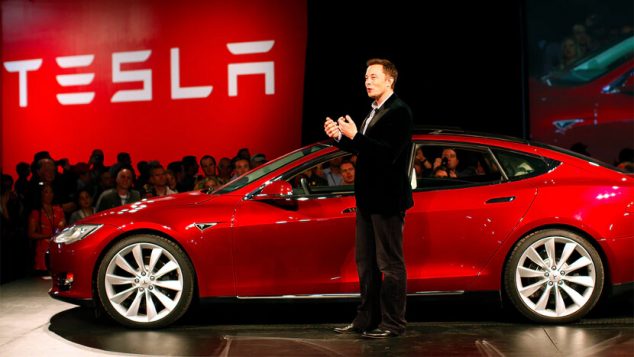 Elon Musk orgulhoso com o Tesla Model 3 
