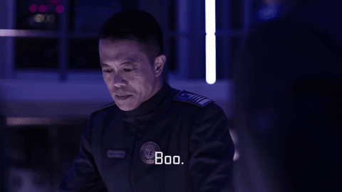 Gif animado mostra Almirante Nguyen de The Expanse falando boo