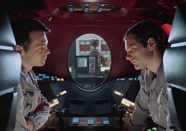 Cena dos dois astronautas conversando no filme 2001, Uma Odisséia no Espaço 