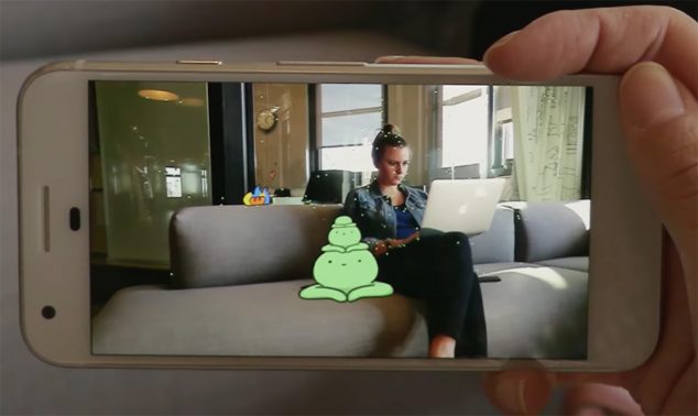 Exemplo de realidade aumentada Hidden World do Google mostra bichos aparecendo ao lado de uma pessoa usando um notebook em um sofá 
