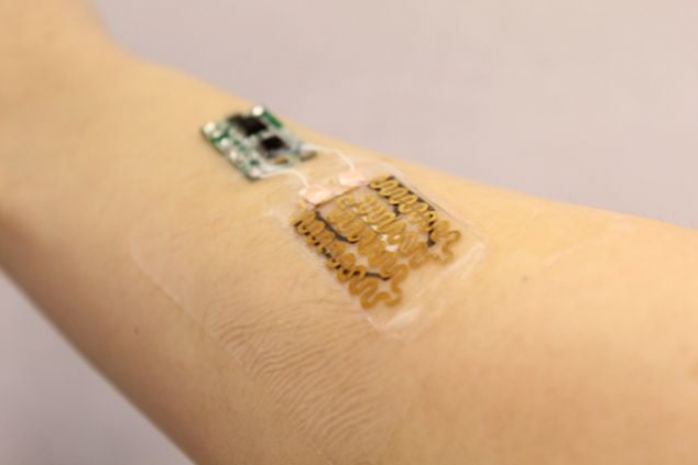 Protótipo de curativo adesivo que pode monitorar oxigenação e pH de feridas, aplicando remédios na hora certa. 