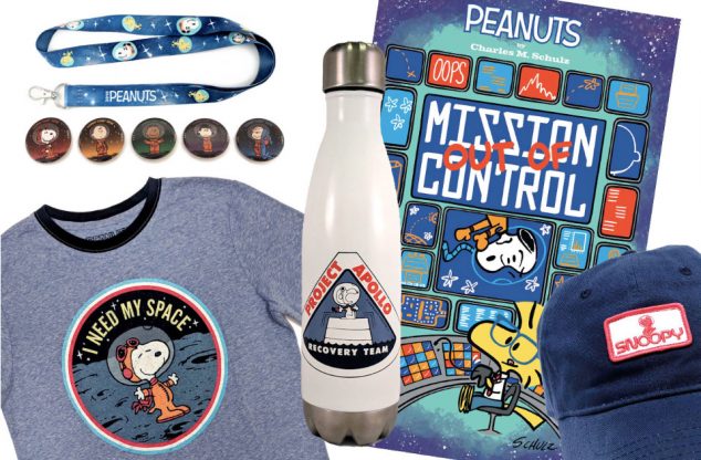 Produtos da parceria entre Peanuts Worldwide e NASA incluindo camiseta, buttons, garrafa térmica, boné e livro em quadrinhos. 