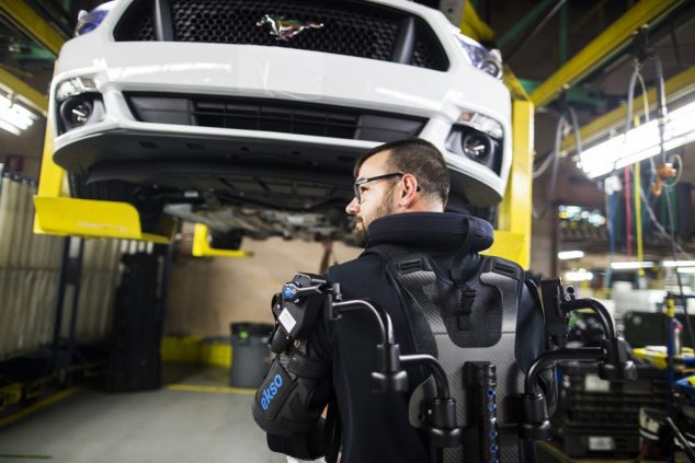 Funcionários da Ford vão usar exoesqueleto EksoVest nas fábricas da empresa ao redor do mundo. 