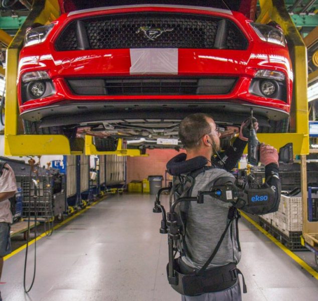 Funcionários da Ford vão usar exoesqueleto EksoVest nas fábricas da empresa ao redor do mundo. 