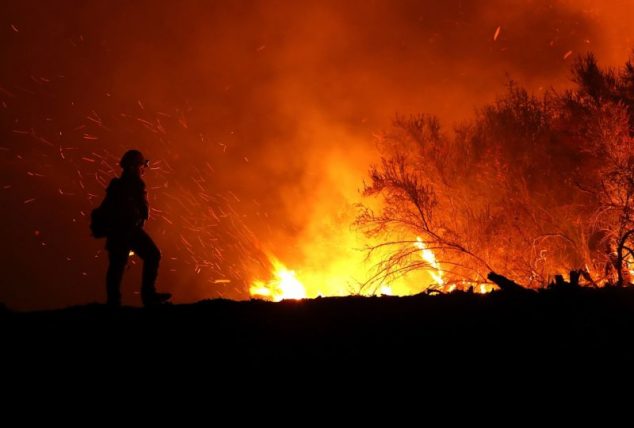 Bombeiro combate incêndio Mendocino Complex. Foto de Justin Sullivan (Getty Images)