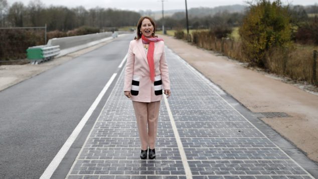 Ex-Ministra da Ecologia da França, Ségolène Royal na inaguração da estrada solar da Normandia.