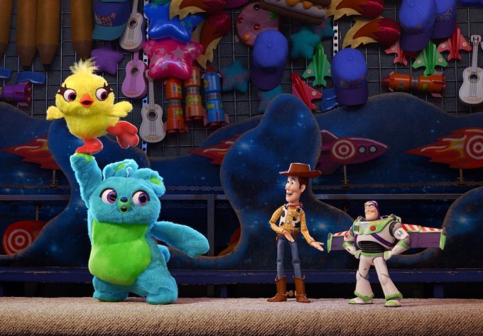 Os novos personagens de Toy Story 4 Coelhinho e Patinho encontram Woody e Buzz. 