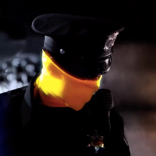 Primeiro teaser da série Watchmen da HBO traz policiais com o rosto amarelo. 