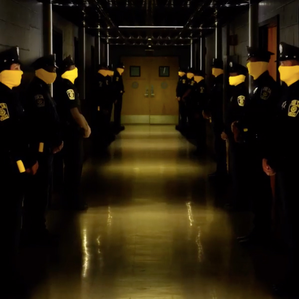 Primeiro teaser da série Watchmen da HBO traz policiais com o rosto amarelo.