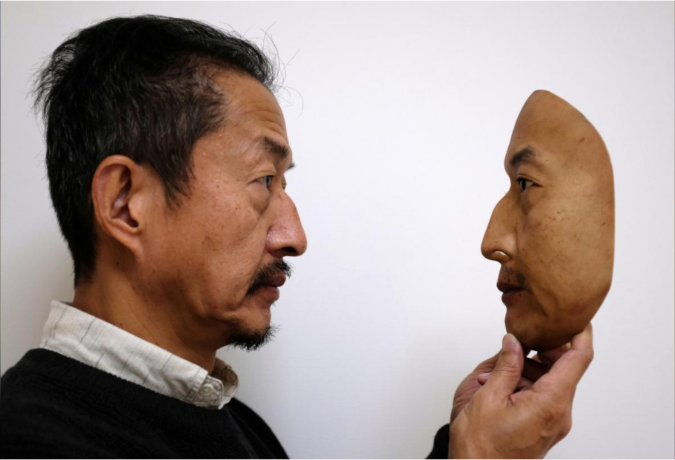 Reuters / Osamu Kitagawa demonstra uma de suas máscaras