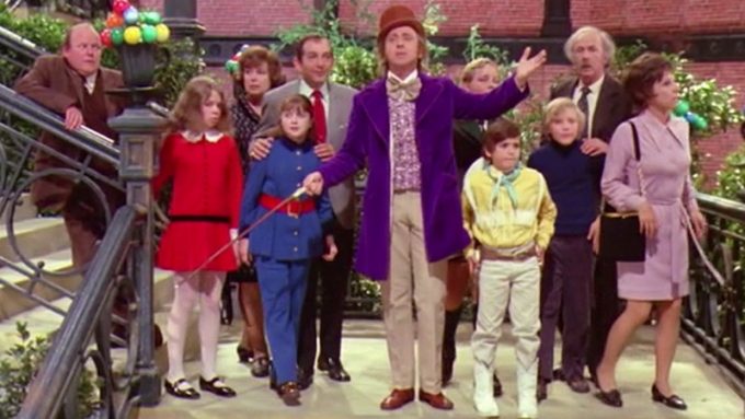 Cena de A Fantástica Fábrica de Chocolate mostra Willy Wonka e seus convidados