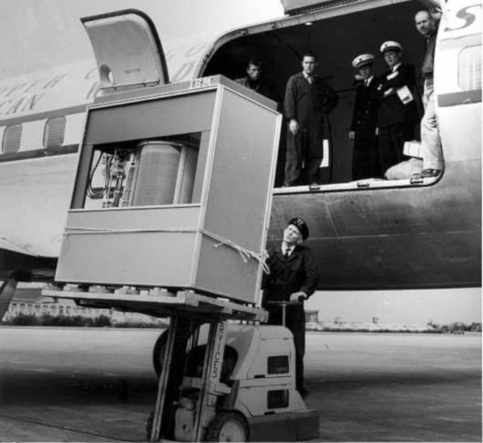 IBM / HD do IBM 550 sendo descarregado de avião com uma empilhadeira / HAMR