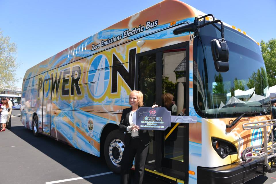 2014: Julie Austin, diretora-executiva da BYD Motors apresenta o primeiro ônibus elétrico montado na Califórnia