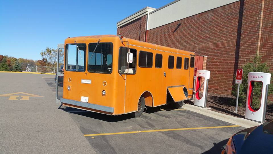 2017: ônibus antigo avistado em Oakdale, Minessota utilizando uma estação Supercharger da Tesla para carregar a bateria