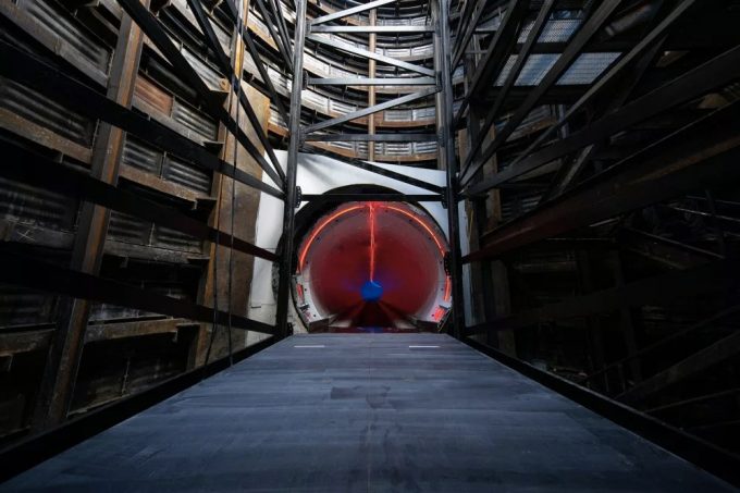Elevador do primeiro túnel de testes do Loop da The Boring Company