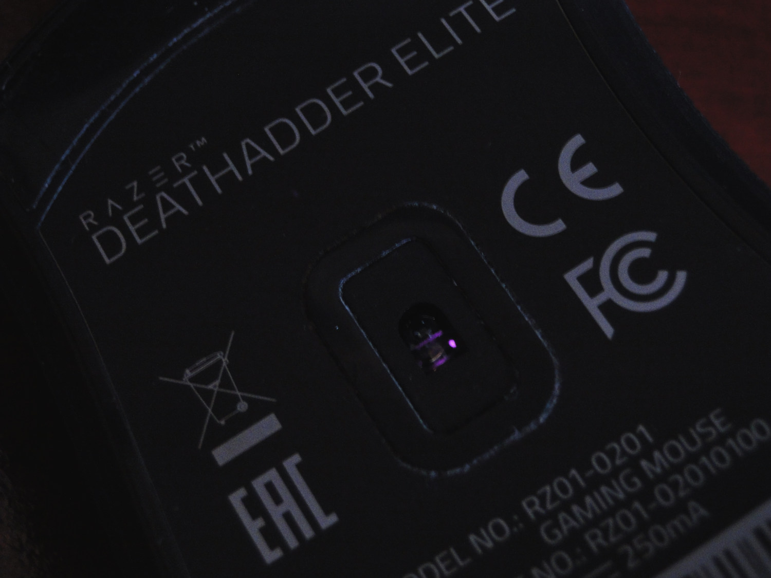 Parte de baixo do Razer DeathAdder Elite, com destaque para o sensor