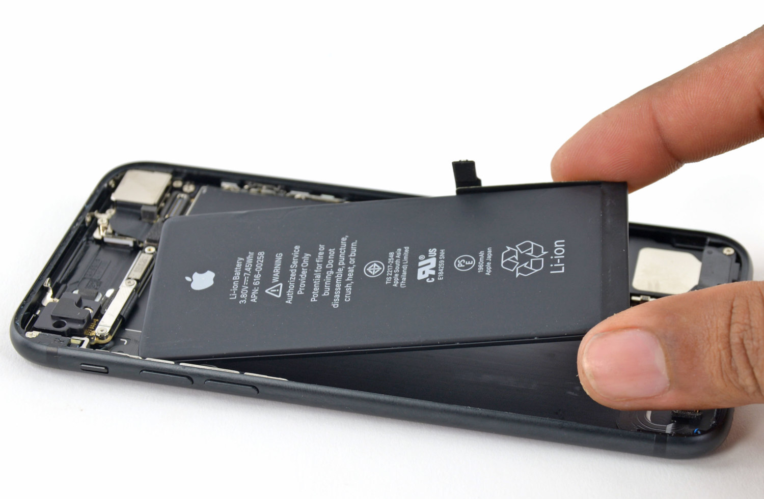 iFixit / desmonte do iPhone 7, com remoção da bateria interna / Apple