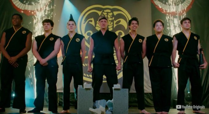 Johnny Lawrence (William Zabka) e seus alunos em cena da segunda temporada de Cobra Kai, que estreia no dia 24 de abril no YouTube Originals