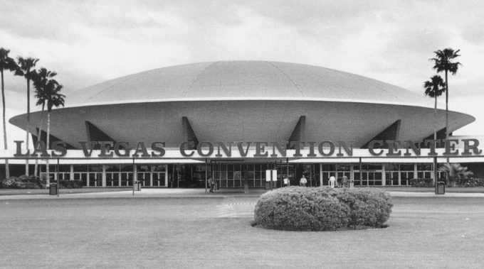 O primeiro e clássico Centro de Convenções de Las Vegas, construído em 1959 com seu formato de disco voador.