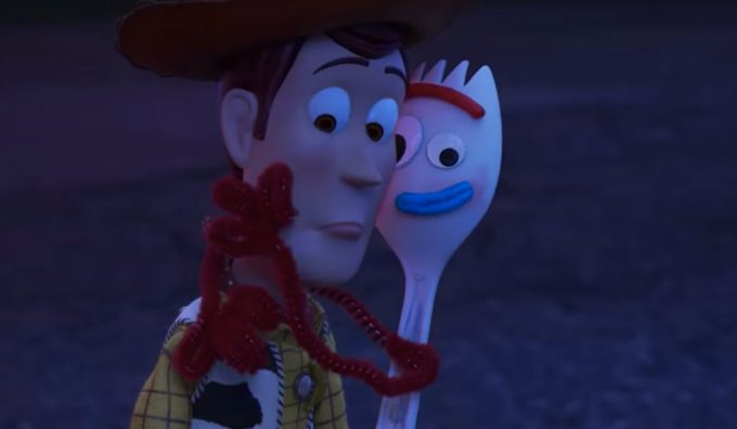 Woody e Garfinho em cena de Toy Story 4