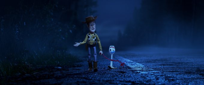 Woody e Garfinho em cena de Toy Story 4