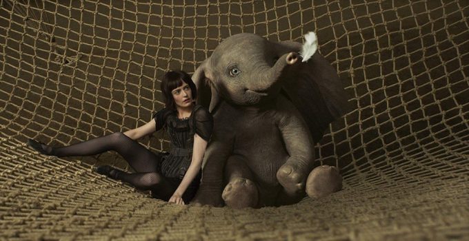 Cena de Dumbo mostra o elefante e a personagem de Eva Green